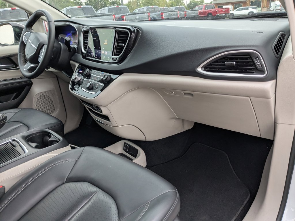 Used 2024 Chrysler Pacifica Touring-L FWD image 14
