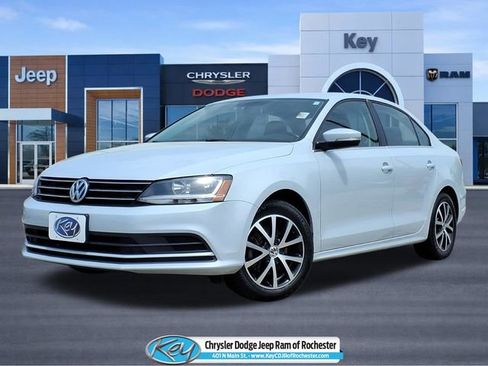 Used 2017 Volkswagen Jetta SE FWD image 1