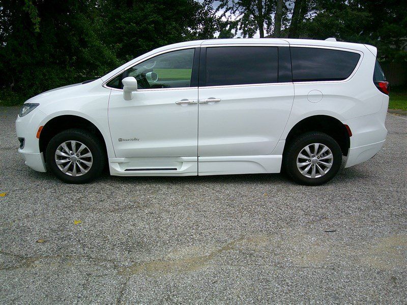 Used 2018 Chrysler Pacifica Touring Plus FWD image 2