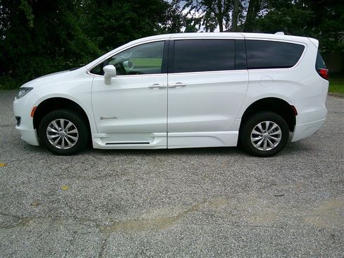 Used 2018 Chrysler Pacifica Touring Plus FWD image 2