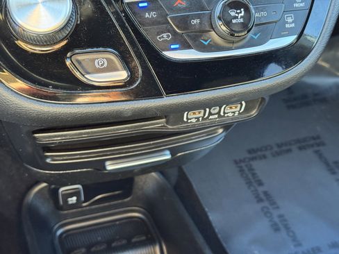 Used 2024 Chrysler Pacifica Touring image 18