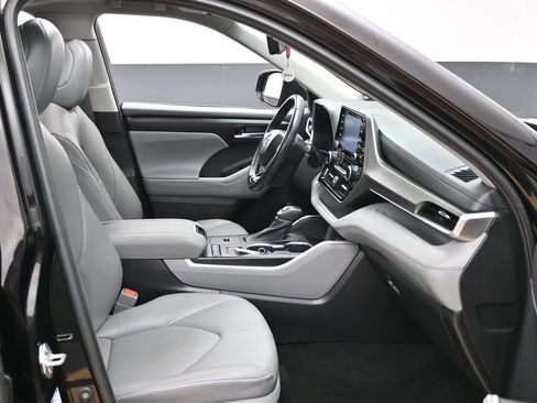 Used 2021 Toyota Highlander XLE AWD/4WD image 39