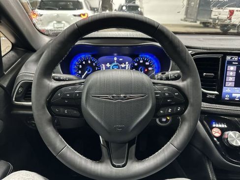 Used 2025 Chrysler Pacifica Limited image 15