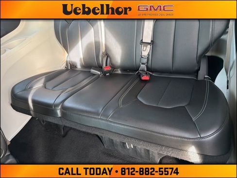 Used 2024 Chrysler Pacifica Touring-L image 23