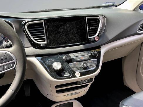 Used 2024 Chrysler Pacifica Touring-L FWD image 11
