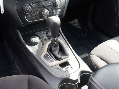 Used 2018 Jeep Cherokee Latitude w/ Safety Group image 24