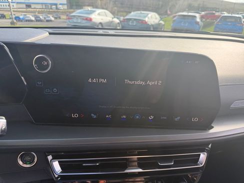 Used 2025 Chevrolet Traverse LT image 17