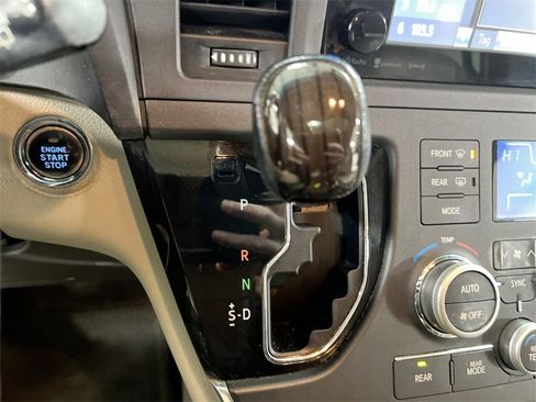 Used 2016 Toyota Sienna XLE image 16