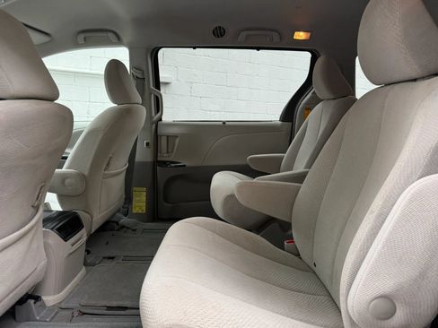 Used 2014 Toyota Sienna LE AWD/4WD image 31