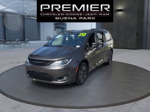 Used 2020 Chrysler Pacifica Touring-L w/ S Appearance Package FWD image 4