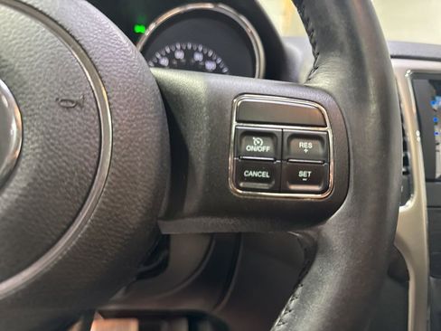 Used 2012 Jeep Grand Cherokee Laredo w/ Laredo E Group image 12