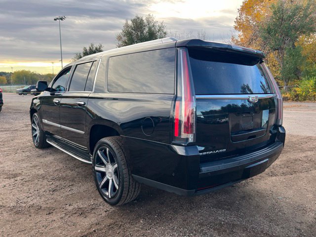 Used 2017 Cadillac Escalade ESV Luxury RWD image 3
