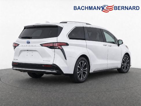 Used 2025 Toyota Sienna Platinum AWD/4WD image 7