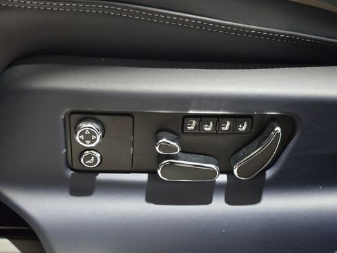 Used 2022 Bentley Bentayga image 34