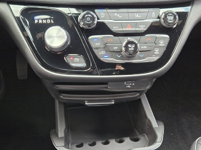 New 2027 Chrysler Pacifica Select FWD image 14