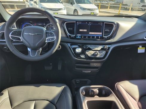 New 2026 Chrysler Voyager LX image 8