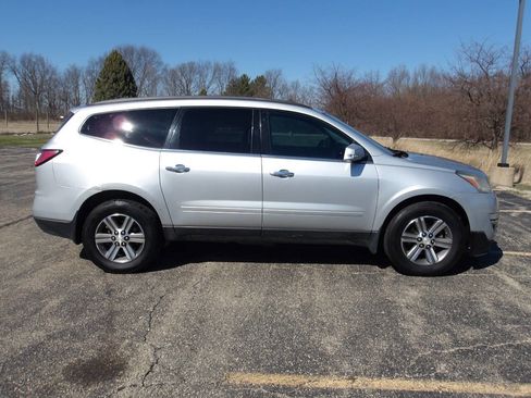 Used 2016 Chevrolet Traverse LT image 2