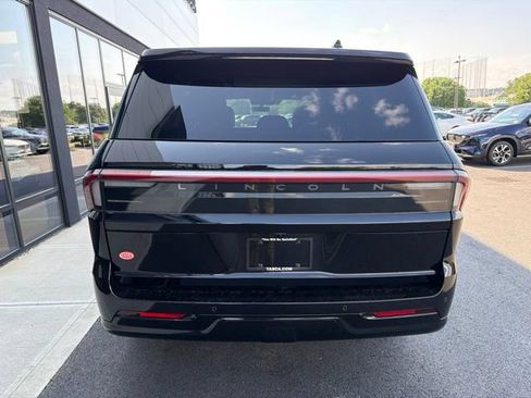New 2027 Lincoln Navigator Premiere AWD/4WD image 4