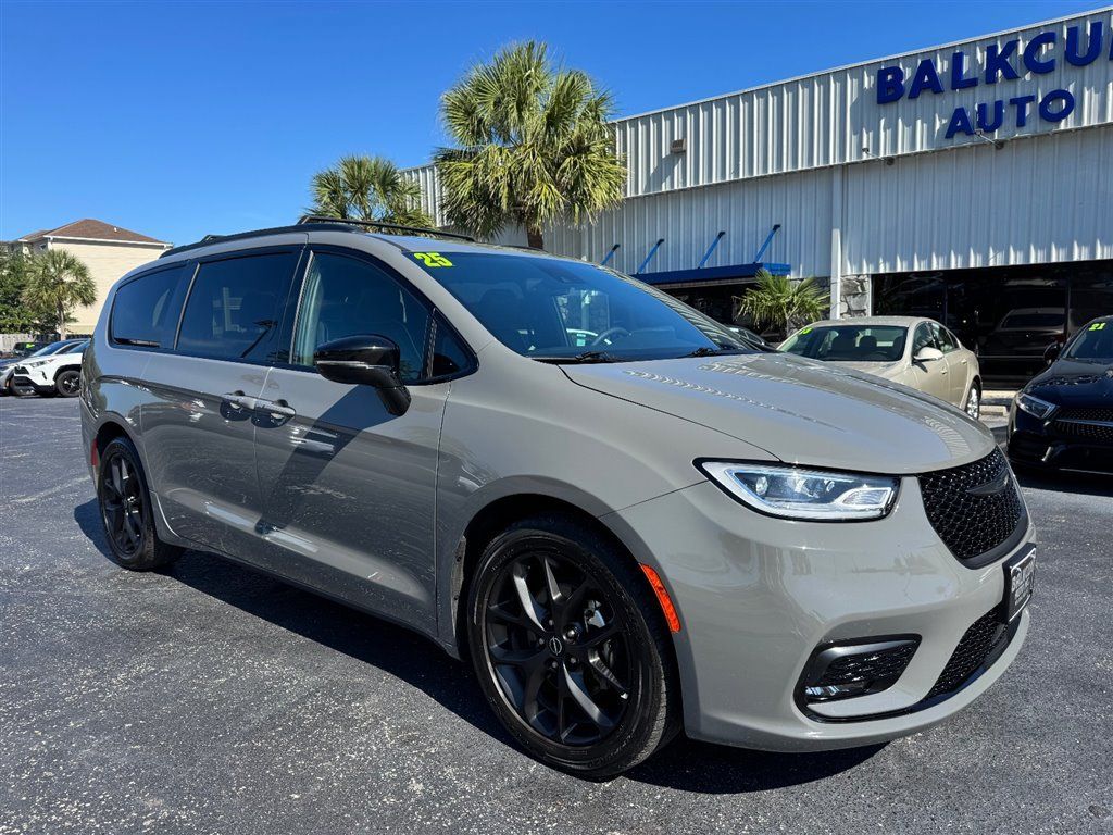 Used 2025 Chrysler Pacifica Limited FWD image 2