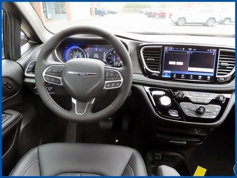 New 2026 Chrysler Pacifica Select image 12