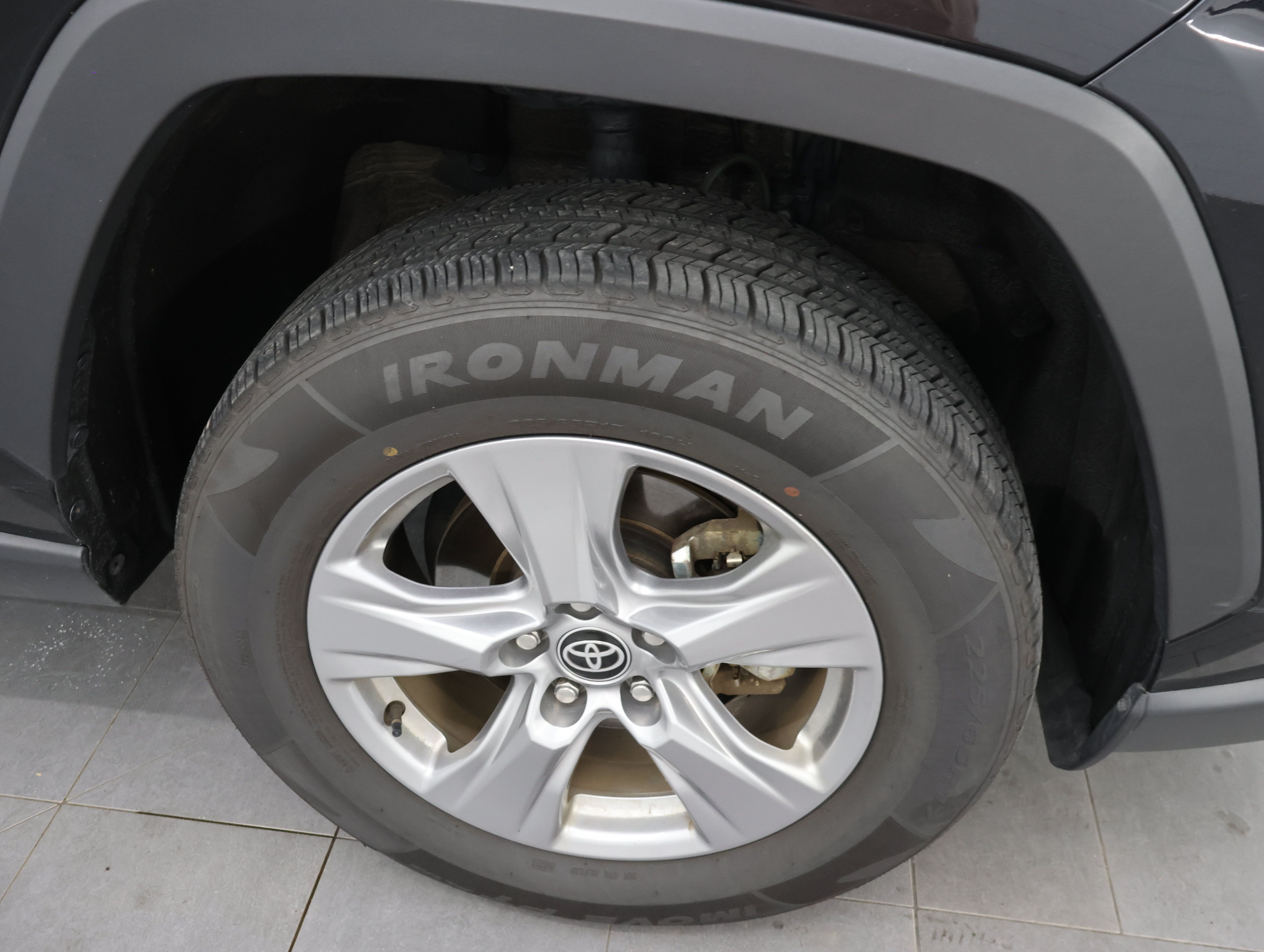 Used 2025 Toyota RAV4 LE AWD/4WD image 3