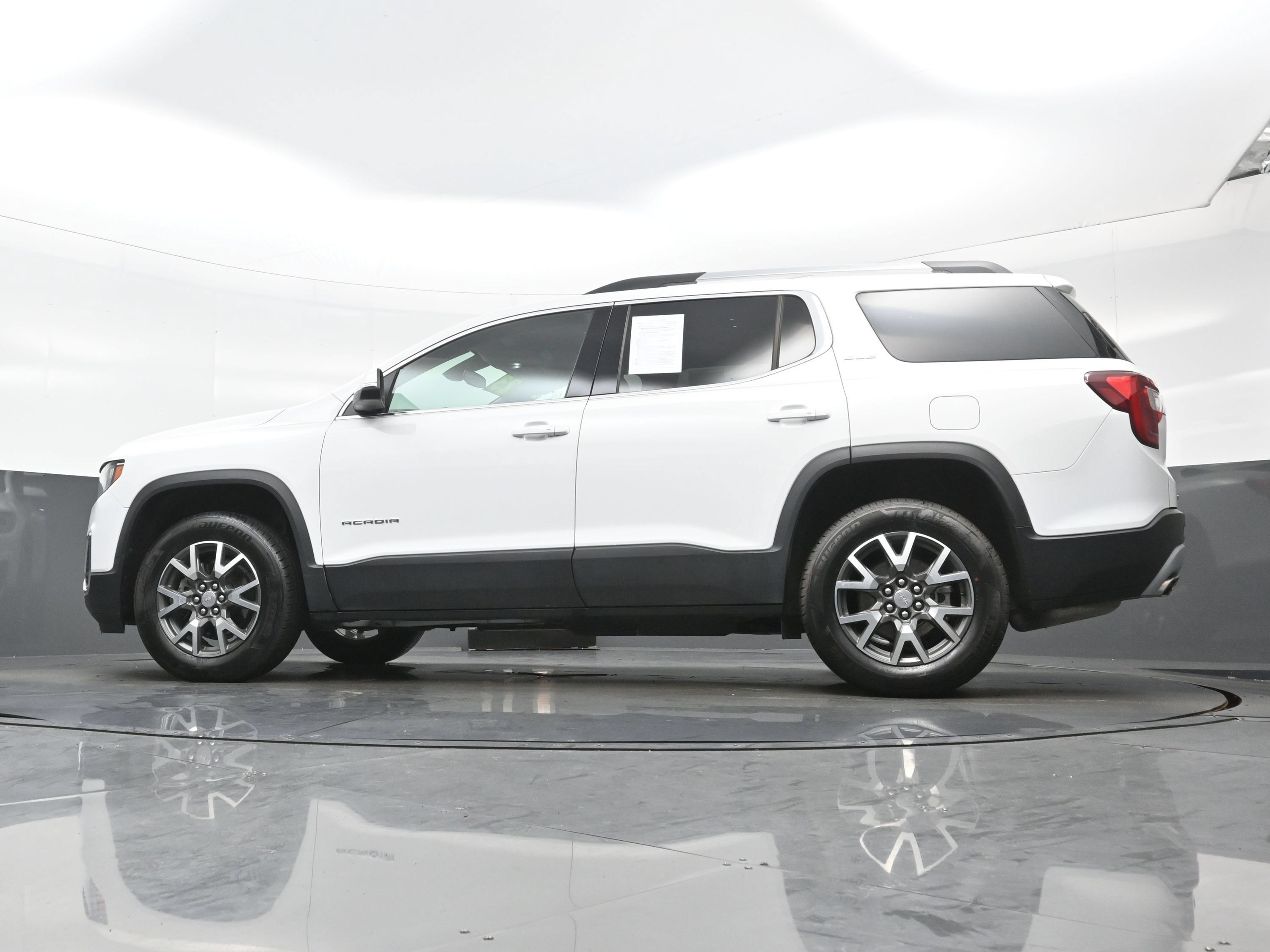 Used 2023 GMC Acadia SLE w/ Driver Convenience Package FWD image 27