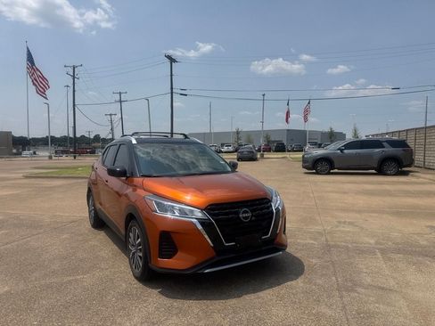Used 2024 Nissan Kicks SV w/ Exterior Package FWD image 2