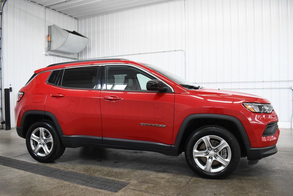 Used 2024 Jeep Compass Latitude AWD/4WD image 10