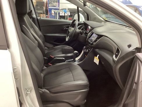 Used 2022 Chevrolet Trax LT w/ LT Convenience Package image 14
