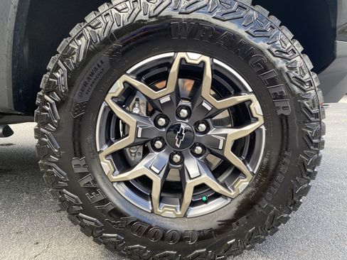 Used 2026 Chevrolet Colorado ZR2 w/ Technology Package AWD/4WD image 13