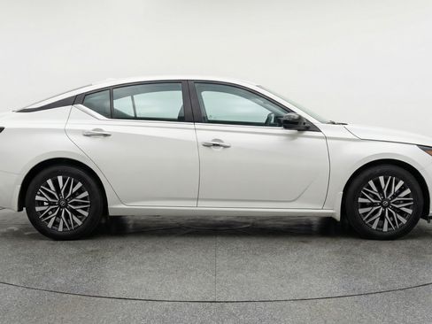 Used 2025 Nissan Altima 2.5 SV FWD image 11