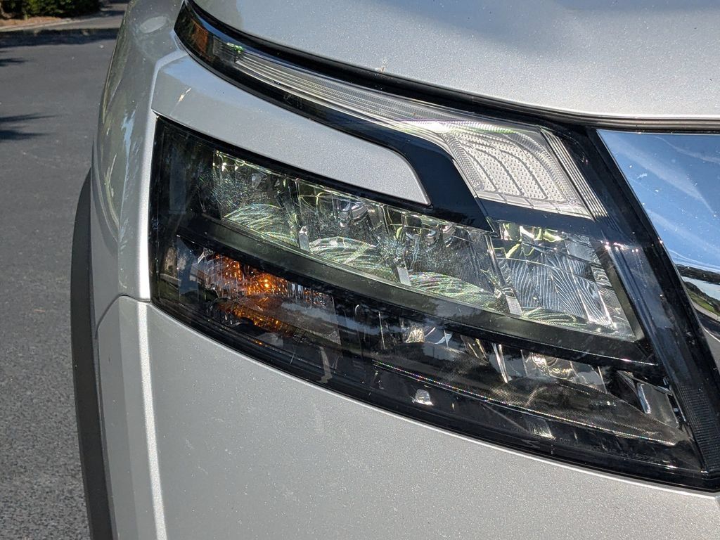 Used 2025 Nissan Pathfinder SL FWD image 12