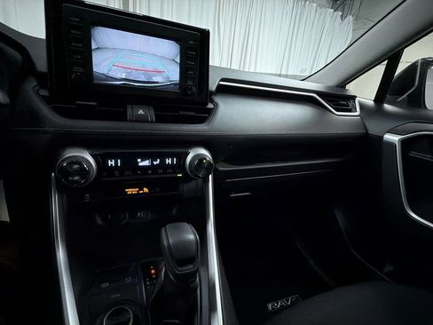 Used 2019 Toyota RAV4 LE w/ Carpet Mat Package image 20