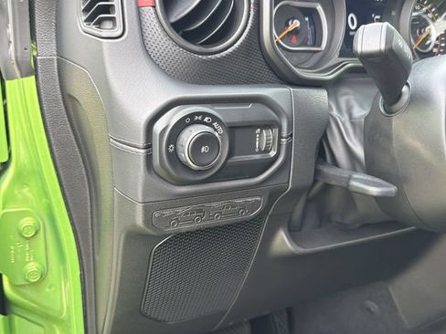 Used 2025 Jeep Wrangler Unlimited Rubicon AWD/4WD image 17