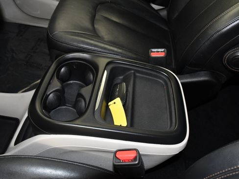 Used 2019 Chrysler Pacifica Touring-L FWD image 21