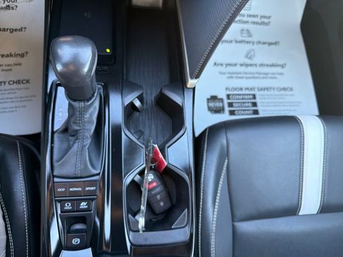 Used 2025 Toyota Camry SE FWD image 31