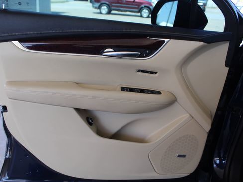 Used 2017 Cadillac XT5 Luxury w/ Driver Awareness Package image 28