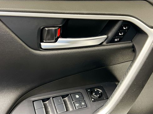 Used 2021 Toyota RAV4 Limited image 16