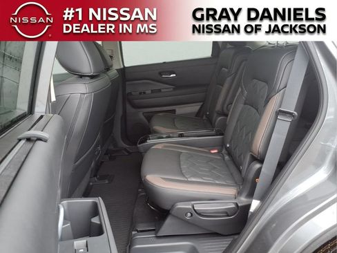 New 2026 Nissan Pathfinder Platinum w/ Accent Package FWD image 12