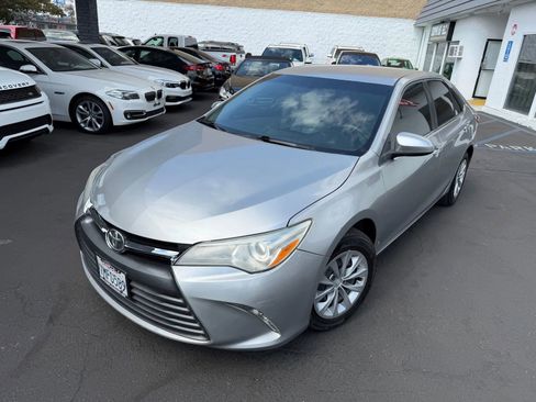 Used 2015 Toyota Camry LE image 2