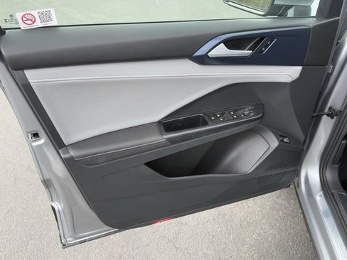 Used 2024 Volkswagen Taos SE image 11