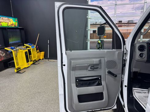 Used 2014 Ford E-350 and Econoline 350 Extended Super Duty image 9