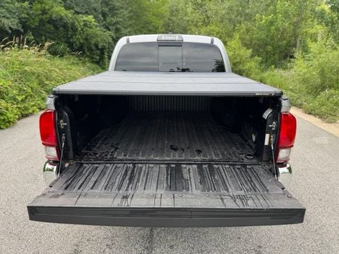 Used 2019 Toyota Tacoma TRD Off-Road AWD/4WD image 14
