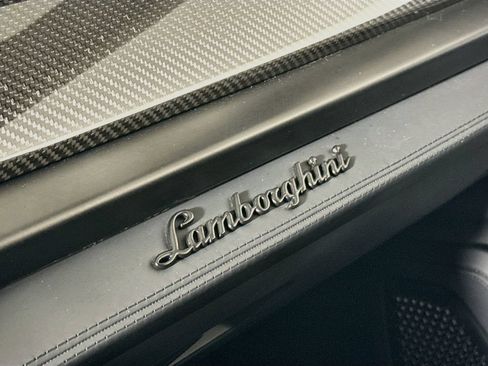 Used 2025 Lamborghini Urus SE AWD/4WD image 24