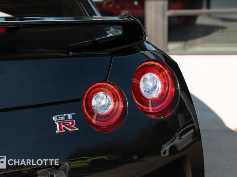 Used 2015 Nissan GT-R Premium image 17