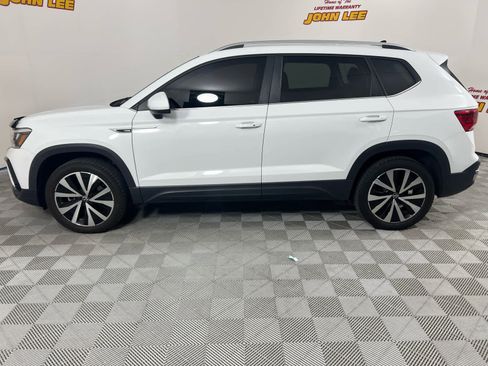 Used 2022 Volkswagen Taos SE w/ Driver Assistance Package FWD image 2