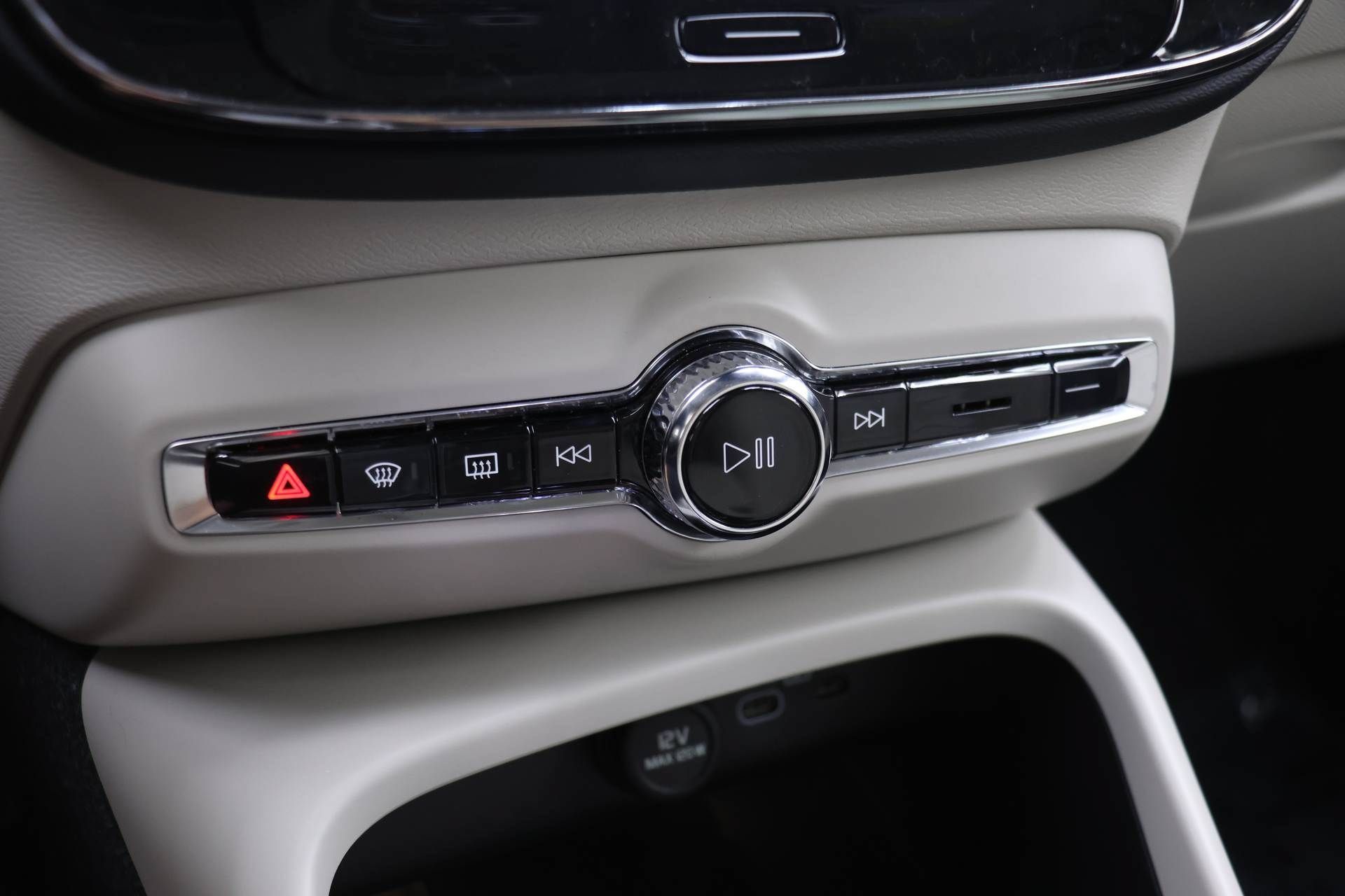 Certified 2024 Volvo XC40 B5 Ultimate w/ Protection Package Premier AWD/4WD image 9