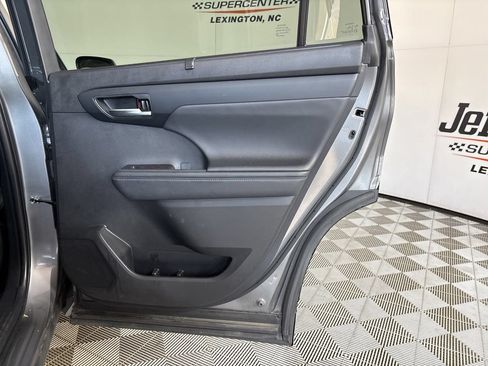 Used 2025 Toyota Highlander XLE AWD/4WD image 31
