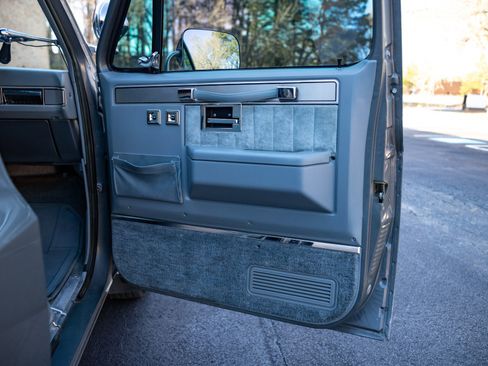 Used 1988 Chevrolet Suburban 2500 image 27