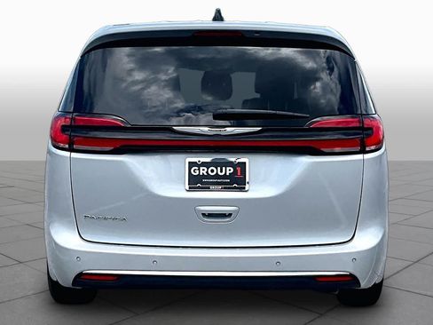Used 2023 Chrysler Pacifica Touring-L FWD image 5